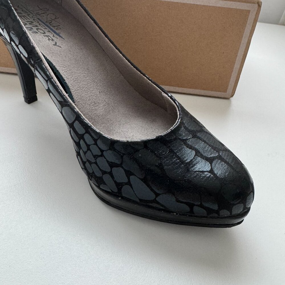 LifeStride Women's Black Croc-Embossed Heels With Memory Foam Comfort Pumps - Picture 2 of 8